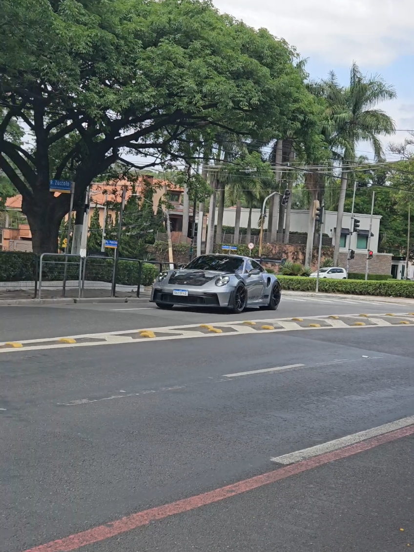 Porsche GT3 RS 992 acelerando 