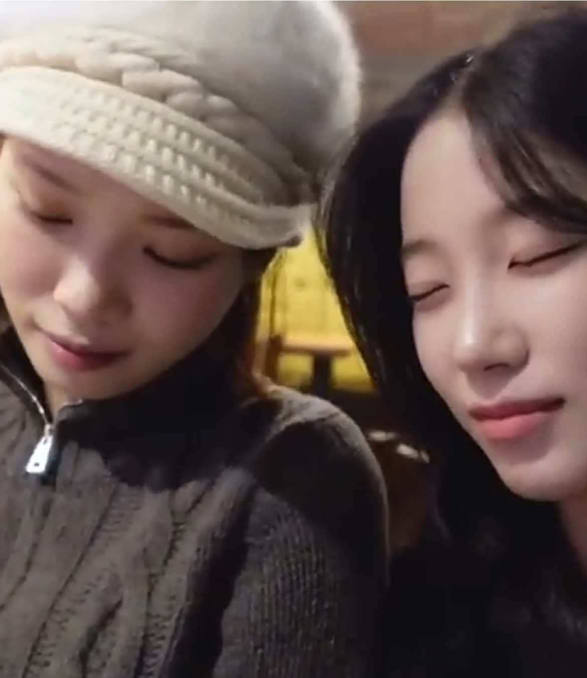 unserious duo 🧍🏻‍♀️ #chaewon #kazuha #lesserafim #fyp 