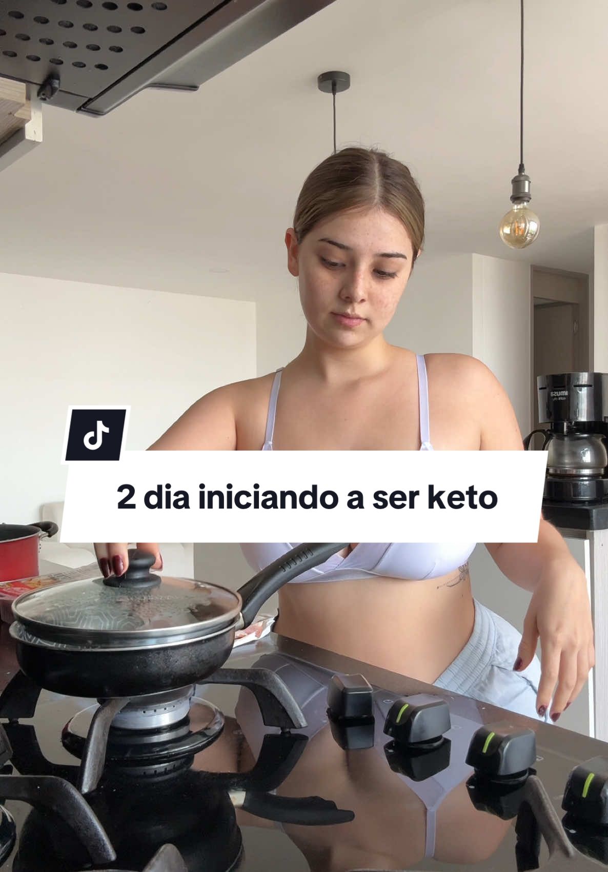 Mi segundo día iniciando a ser Keto se ve así ✨ Desayuno:  -1 Tocineta 🥓 -2 huevos 🥚 -2 tajadas de queso mozarela 🧀 Almuerzo: -Bowl de carne molida, queso, aceitunas, cebolla, tomate, lechuga y queso parmesano 🥙 Comida: - Pechuga de pollo asada 🍗 - Ensalada 🥗  #comidasaludable #keto #recetas 