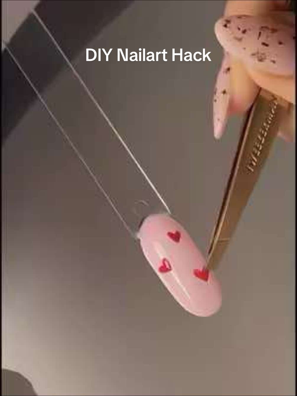 Nie wieder ohne diesen Hack! 💅🏼😮‍💨 #nails #nailart #nailhack #nailarttutorial #nailtutorial #almondnails #valentinenails #naildiy #nailsathome #nailsoftiktok #nailsart #nailsartvideos #fyp #fy #fürdich 