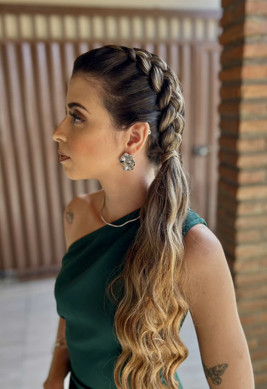 Rabo baixo com trança lateral🤎✨ Proposta de penteado romântica para madrinha de casamento! Rede vizinha: @gabygama.penteados #penteados #beleza #verao 