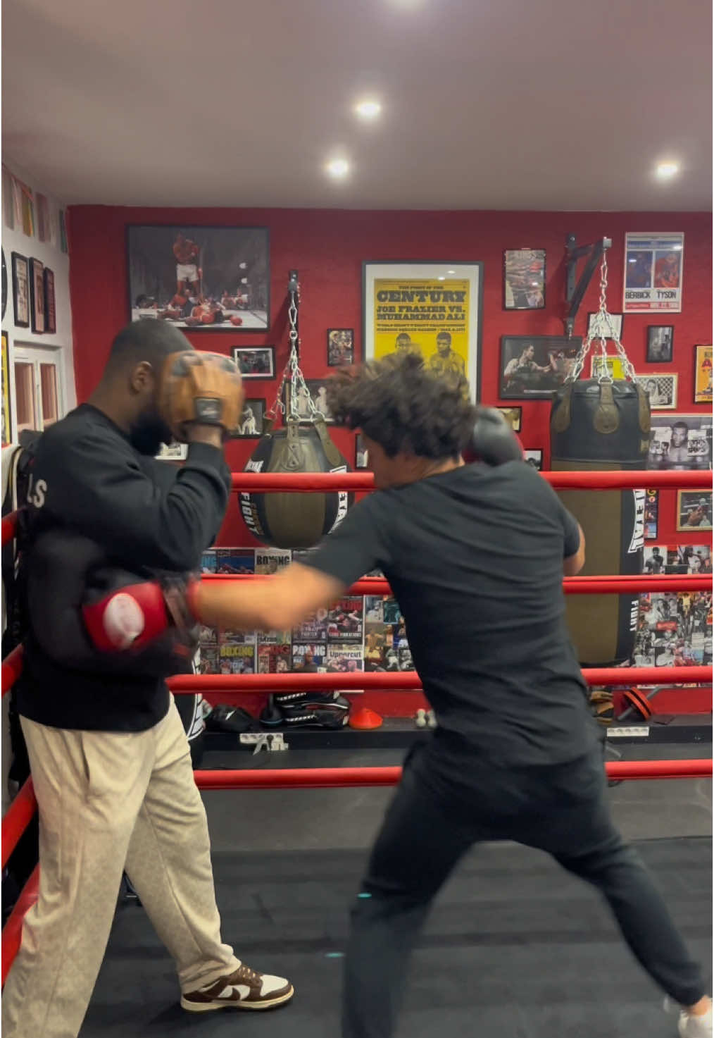 Travail tête corps🎯🥊 SBC Paris📍35 Rue de Chaillot 75116 Paris #boxing🥊 #boxe #boxeanglaise #coursboxeparis #boxeparis #paris 