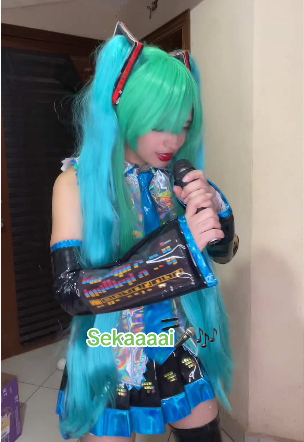 Ig: kira0loka  Ahora sabemos porque se las llevó gumi 😆 #hatsunemiku #vocaloid #Cosplay 