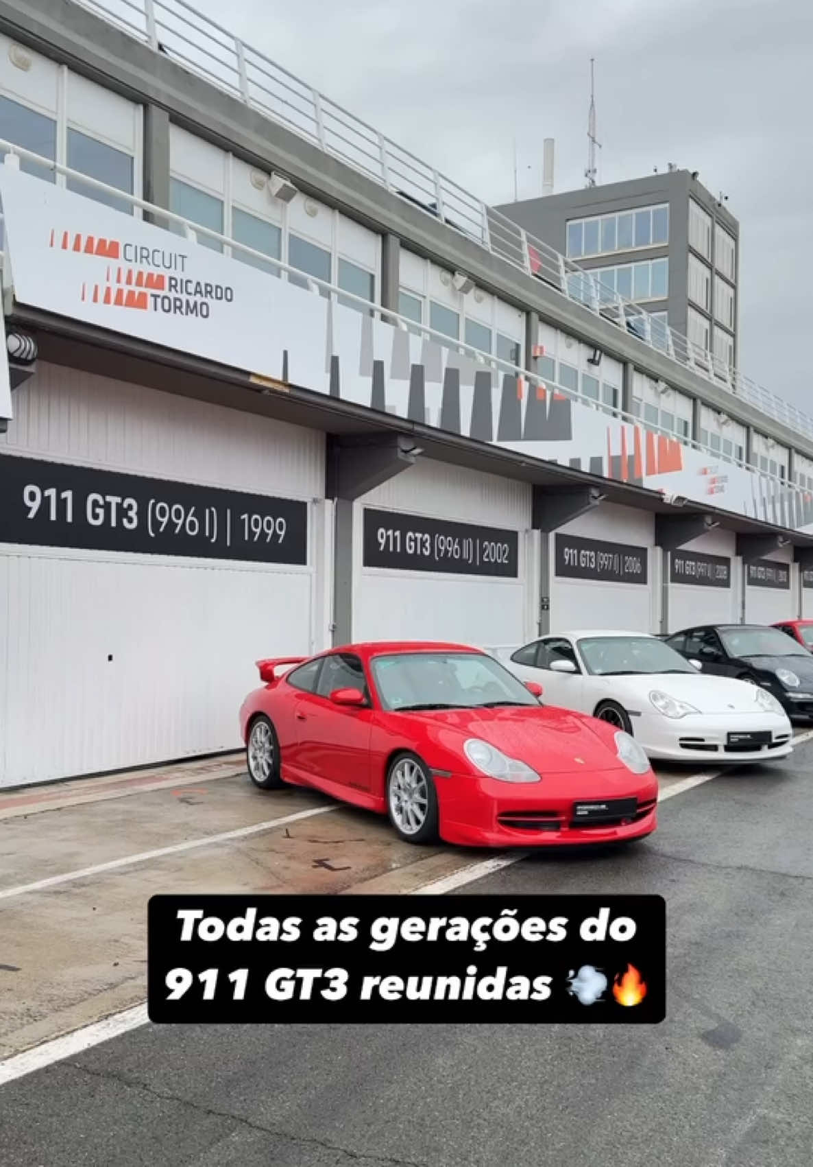 Qual o seu 911 GT3 preferido? Eu adoraria ter um 997 e, é claro, um 992.2 atual. São 25 anos de história e uma evolução notável em dinâmica e também em tamanho, com um salto visivel principalmente entre o 997 e o 991. Aqui duas observações: eu falo que o 997 já estreou com 435 cv, mas na verdade o 997.1 chegou com 415 cv e o 997.2 ganhou os 20 cv a mais, chegando aos 435 cv. O mesmo vale para o 991: o de 500 cv é o 991.2. O 991.1 tinha 475 cv. 😉 Se você pudesse escolher um dos exemplares desta fila, qual iria para a sua garagem? #Acelerados #Porsche #911 #GT3 #911GT3