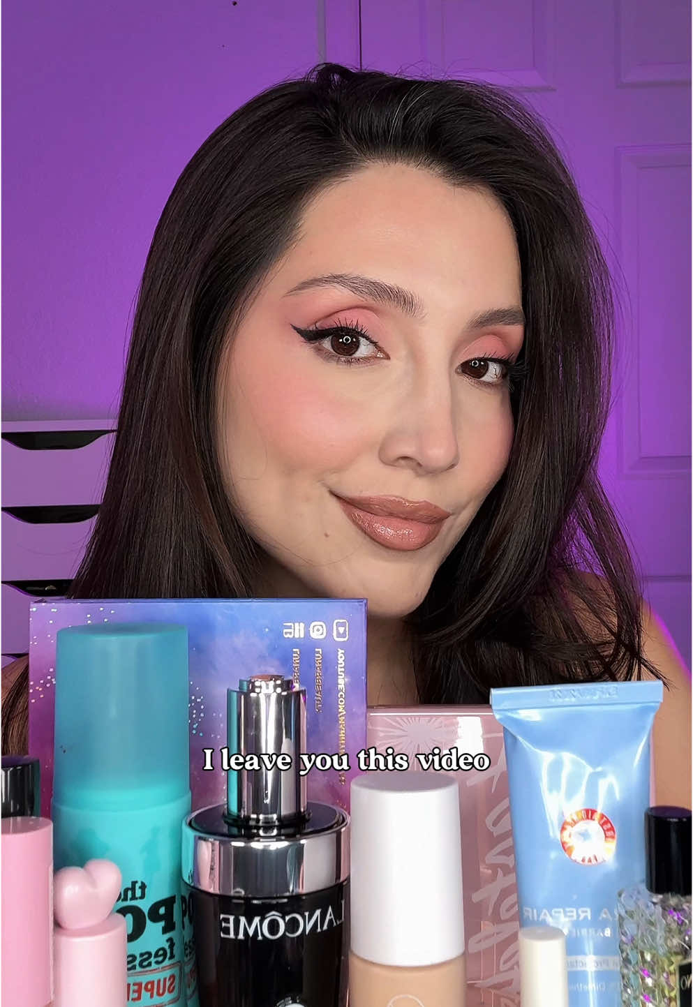 Esenciales para tu rutina de makeup ✨🥰 Productos Utilizados @Lancôme Genifique Serum @First Aid Beauty Ultra Repair Cream @Wingme Cosmetics Eyebrow Gel  @J.Cat Beauty PerfecXion Foundation  @Camaraaunique  Brushes @ipsy  @ColourPop Cosmetics Liquid Blush @ciatelondon Extraordinary Translucent Powder @tarte cosmetics Tartalette Juicy Eyeshadow Palette @ciate.london Fierce Wing Duo eyeliner @Anastasia Beverly Hills Velvety matte lip liner @COVERGIRL Yummy plumper Lip Gloss @Lunar Beauty🌙 Moon Prism Blush  @Benefit Cosmetics Porefessional Supper Setter @Valentino.Beauty Born in rome Green Stravaganza Perfume #miamibeautyblogger #beautyinfluencer #makeupinspo