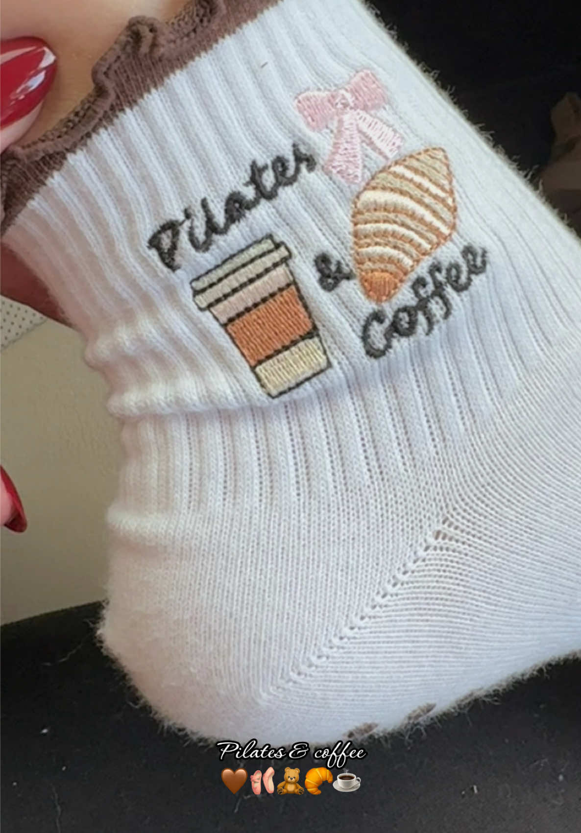 Pilates & Coffee 🤎🩰☕️🥐✨ the cutest socks! 😍😍 . . . . . #pilatesandcoffee #pilatesprincess #cafecito #gripsocks 