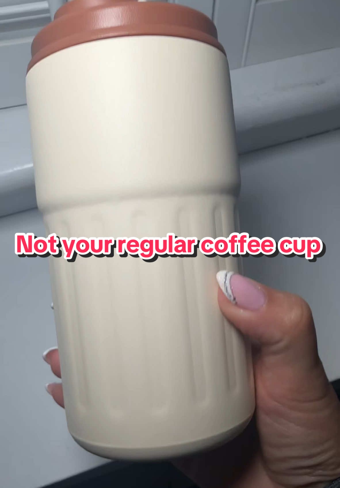 Coffee cup that tells you the temperature.  #ttsbeautybesties #giftguide #newyearnewaura #fashionlookbook #winterwardroberefresh #mademyyear #ttsdelightnow #ttslevelup #tiktokshopjumpstartsale #tiktokshopcreatorpicks #TikTokShopFashion #tiktokshoploveatfirstfind #winterfinds 