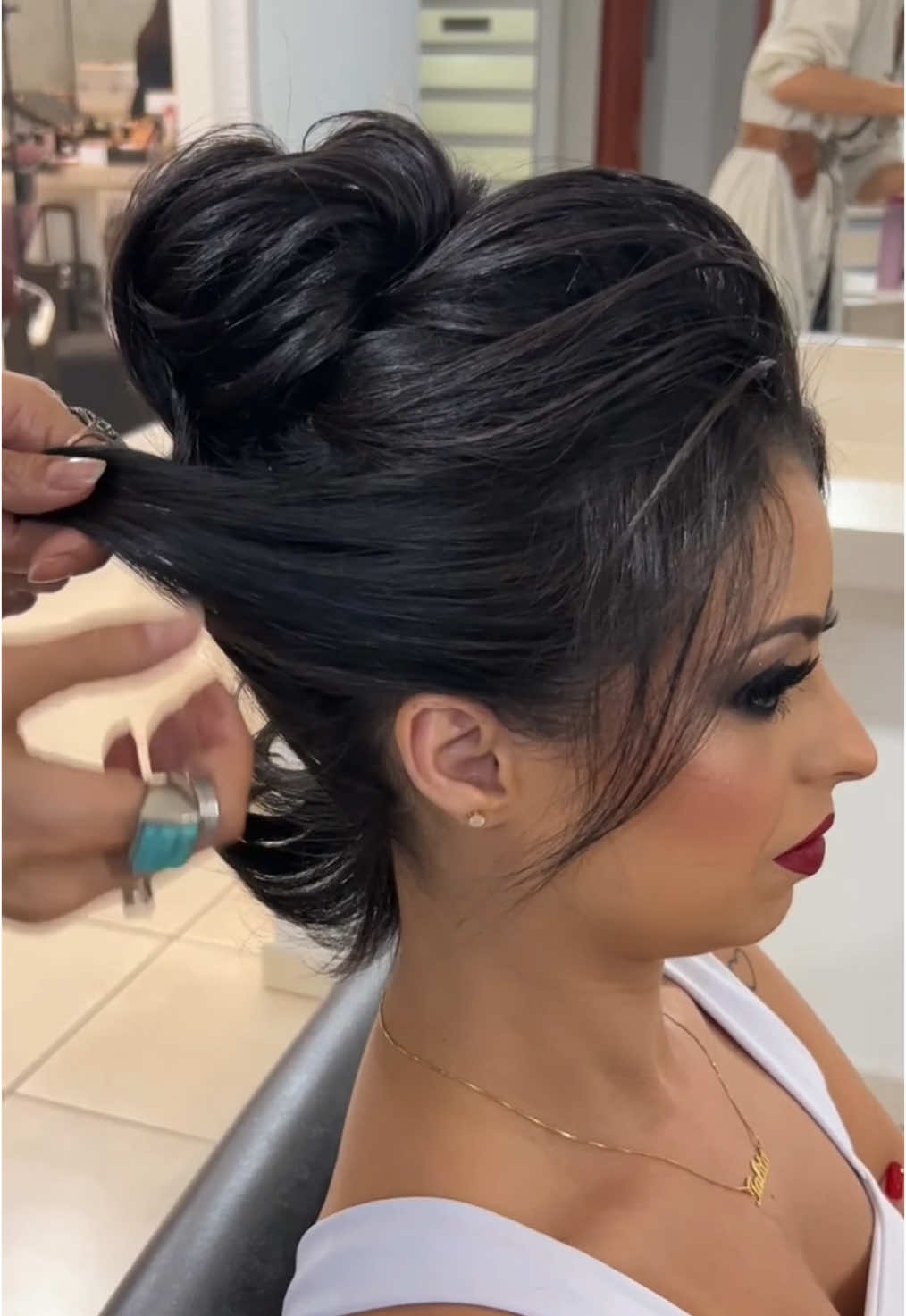 ✨E vamos fazer comigo um coque alto em cabelo curto 🤗 #penteado #penteados #penteadoformanda #penteadosanapolis #penteadopreso  #penteadosbrasil #salaodebelezaanapolis #instahair #hair #hairdo #hairstylist #tranca #makesanapolis #penteadosdemadrinha  #maedenoiva #maedenoivo #instahair #estudiogleniamorais #coque #coqueando  #maquiagem #gleniamoraishair #semipreso #cultoecumenico #colacaodegrau #bailedeformatura #maquiagemanapolis #makeupanapolis  #coquecabelocurto 