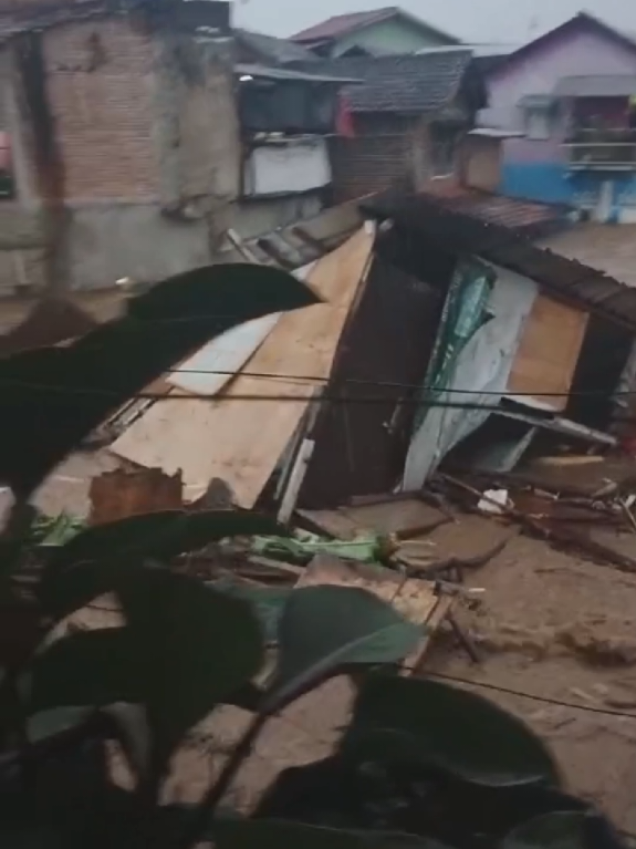 bandar Lampung jadi lautan air .Hujan deras yang mengguyur Kota Bandar Lampung selama dua jam, mulai pukul 15.00 hingga 17.30 WIB, pada Jumat (17/1/2025), menyebabkan sejumlah wilayah terendam banjir. Ketinggian air di beberapa lokasi mencapai pinggang orang dewasa. Berdasarkan data yang dihimpun, banjir melanda sejumlah kecamatan, antara lain Kecamatan Panjang, Rajabasa, Tanjung Karang Timur, Tanjung Karang Pusat, Sukarame, Kedaton, dan Teluk Betung Selatan #banjir #lampung #lampungtiktok #berita #beritatiktok #beritaviral #banjirbandang #banjir #flood #viralvideo #viraltiktok #fypシ゚ #fypage #fypageシ #fyppppppppppppppppppppppp 