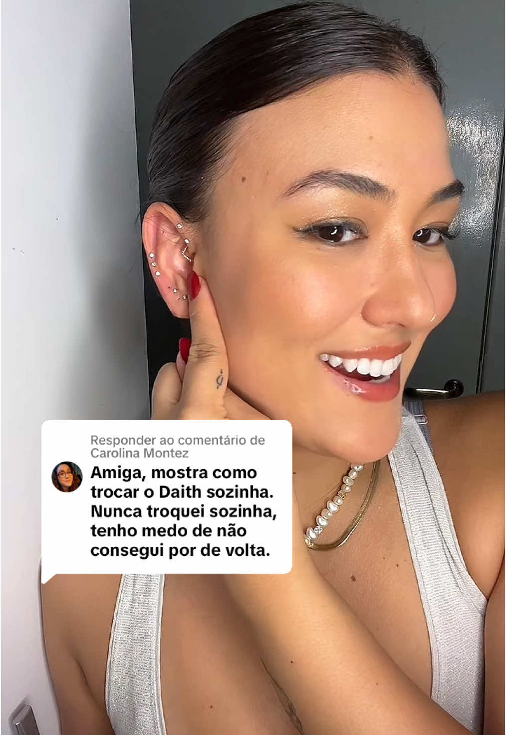 Respondendo a @Carolina Montez como eu troco meu piercing do Daith sozinha em casa ✨ Pode ser que a primeira vez seja MUITO mais difícil porque o seu click do piercing pode estar mais firme por não ficar “abrindo e fechando” toda hora, então você pode pedir ajuda de alguém. Quando eu fiz sozinha eu tomei meu tempo e fiz com calma e deu tudo certo 💖 espero que esse vídeo te ajude, e se você gosta desse tipo de conteúdo, me segue ✨ #piercings #piercing #trocandopiercing #joias #orelha #brinco #fyp #viral #ameninadospiercings #tutorial #dica 