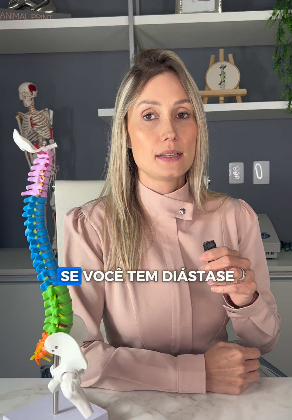 Se você sofre com DIÁSTASE ou MÁ POSTURA, já salve esse video ou compartilhe com quem precisa! A diastase abdominal pode gerar uma barriga flácida, mas esse passo a passo vai te ajudar: PASSO 1> Comece deitando de barriga pra baixo apoiando seus cotovelos e antebraços em uma cadeira, como demonstrado - mantenha o posicionamento por 1 minuto. PASSO 2 > Agora, mantendo seu abdômen bem contraído, abrindo as pernas e colocando as mãos acima da cadeira - você vai manter esse posicionamento por 1 minuto. PASSO 3 > Estique seus braços em uma cadeira, force bem a sua coluna torácica pra baixo, sentindo a mobilidade da sua coluna torácica - realize 15 repetições forçando o máximo que puder. PASSO 4 > Agora, em quatro apoios você vai apoiar os cotovelos na cadeira, forçando sua coluna pra baixo, apoiando as suas mãos - realize 15 repetições. Você quer melhorar a sua postura e essa diastase no seu abdômen? Quero te convidar a participar do meu desafio de 4 semanas!   Participe do meu desafio postural de 28 dias, link disponível na BIO. #diastase 