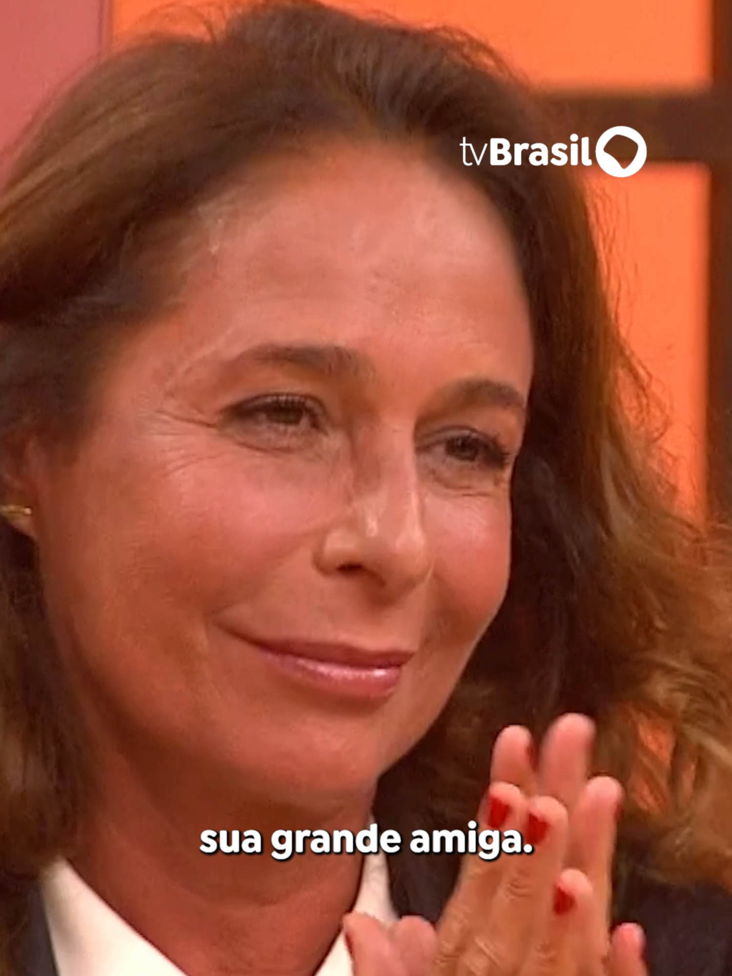 No #SemCensura, Andréa Beltrão fala sobre a parceria com Fernanda Torres na série ‘Tapas & Beijos’ e diz que já imagina a amiga desfilando com o Oscar e o Globo de Ouro por Copacabana, em cima de um carro do Corpo de Bombeiros. Estamos todos na torcida, né? 🫶🇧🇷🏆 Confira o bate-papo na íntegra no canal da TV Brasil no YouTube e no app TV Brasil Play. Disponível também no Spotify. Links na bio! 💻📲 #TapasEBeijos #FernandaTorres #Oscar