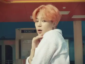 Me gaslighting myself into thinking I’m back in 2019 when I didn’t know the name of the pretty pink haired member with the beautiful eyes, cute little teenage boy laugh, and the one who is apparently always late. (Help I’m going INSANE) #bts #jimin #2019 #kpopfyp #armyfyp #foryoupage #viralvideo 