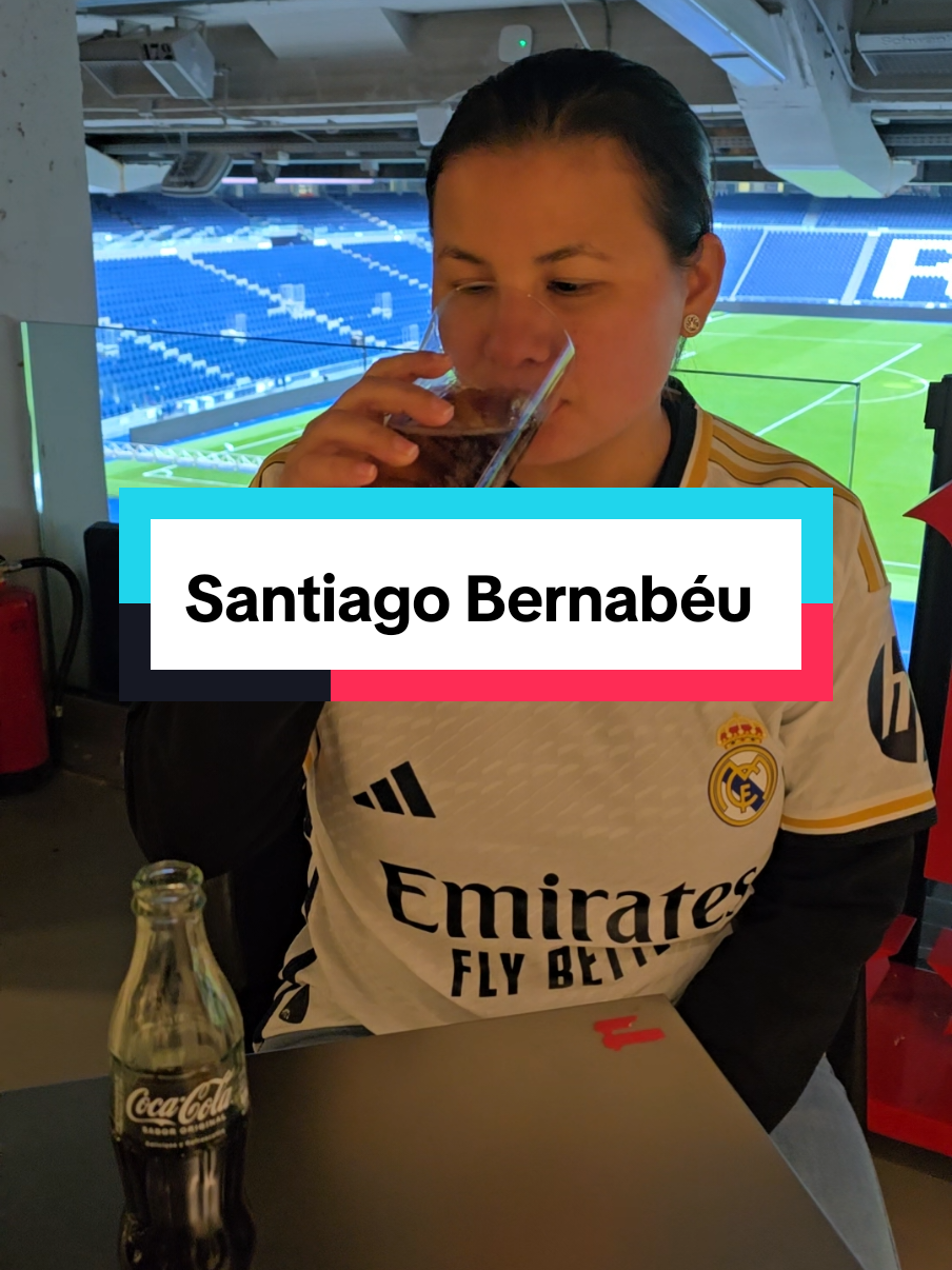 Sumando momentos inolvidables 🥰 #nochesenmadrid #madrid #vacaciones #encantada #santiagobernabeu #estadio  #realmadridfc #madrid #cocacola #2025 #parati #amomivida #foryou #hermosaciudad #felicidad 