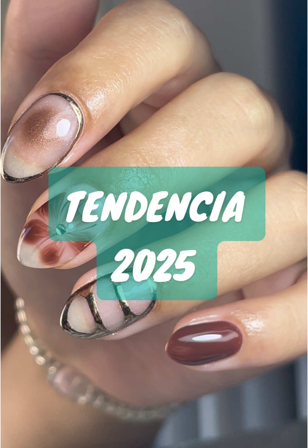 🤎🤎🤎 Cómo se que aman estos paso a paso, les traigo uno más para la colección, y sobre todo una tendencia en este 2025 si no sabes que hacerte ✨ #tendencia #2025  #uñastendencia #uñasmarrones #nailsflowers #nails #nailsartvideos #inspiracion #uñas💅 #uñasnaturales #nailsvideotutorial 