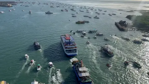 WATCH: Vessels surround the galleon carrying the image of the Santo Niño during the fluvial procession for #FiestaSeñor2025 in Cebu. | via GMA Regional TV News