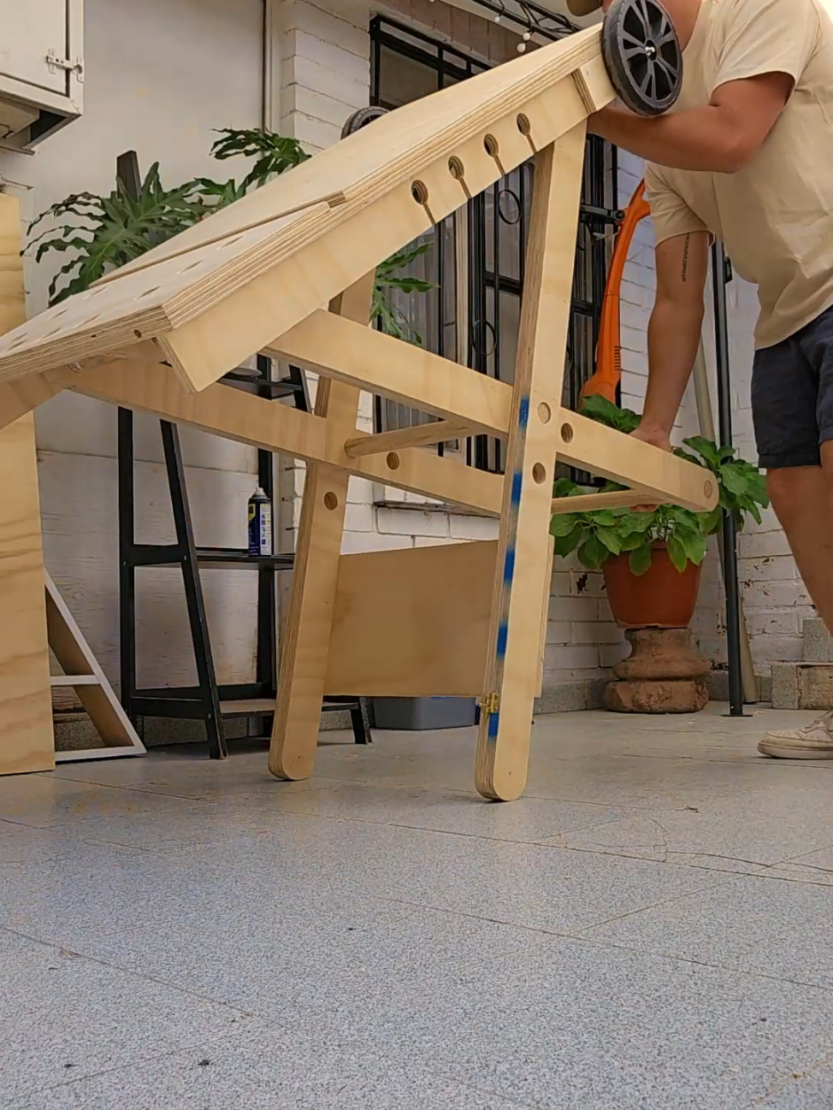 ¡Este mesón plegable es un salvavidas para trabajar en terreno! 🙌 Compacto, resistente y súper práctico, ideal para ahorrar espacio en tu taller o llevarlo a cualquier obra. 🛠️✨ Con medidas de **122 cm de largo, 60 cm de ancho y 90,5 cm de alto**, es perfecto para trabajar cómodamente y se guarda con facilidad cuando no lo necesitas. 🚀 En el video te muestro su funcionamiento, y al final encontrarás las medidas para que puedas hacerlo tú mismo. #MesónPlegable #CarpinteríaCreativa #HazloTúMismo #DIYWoodworking #TallerPortátil 