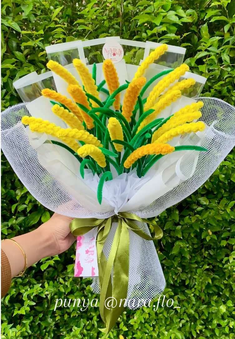 Dapet request unik buket padi 🌾 Untuk tanya-tanya atau pemesanan bisa hub nomor admin yang tertera di bio🙌🏻 (Bisa pengiriman luar kota) #kawatbulu #pipecleaners #pipecleanerart #buketkawatbulu #kawatbulumagelang #buketbungamagelang #buketmagelang #buketkawatbulumagelang #buketwisuda #buketmagelangmurah #bungakawatbulu #naraflorist #magelang #fyp #foryourpage #xyzbca 