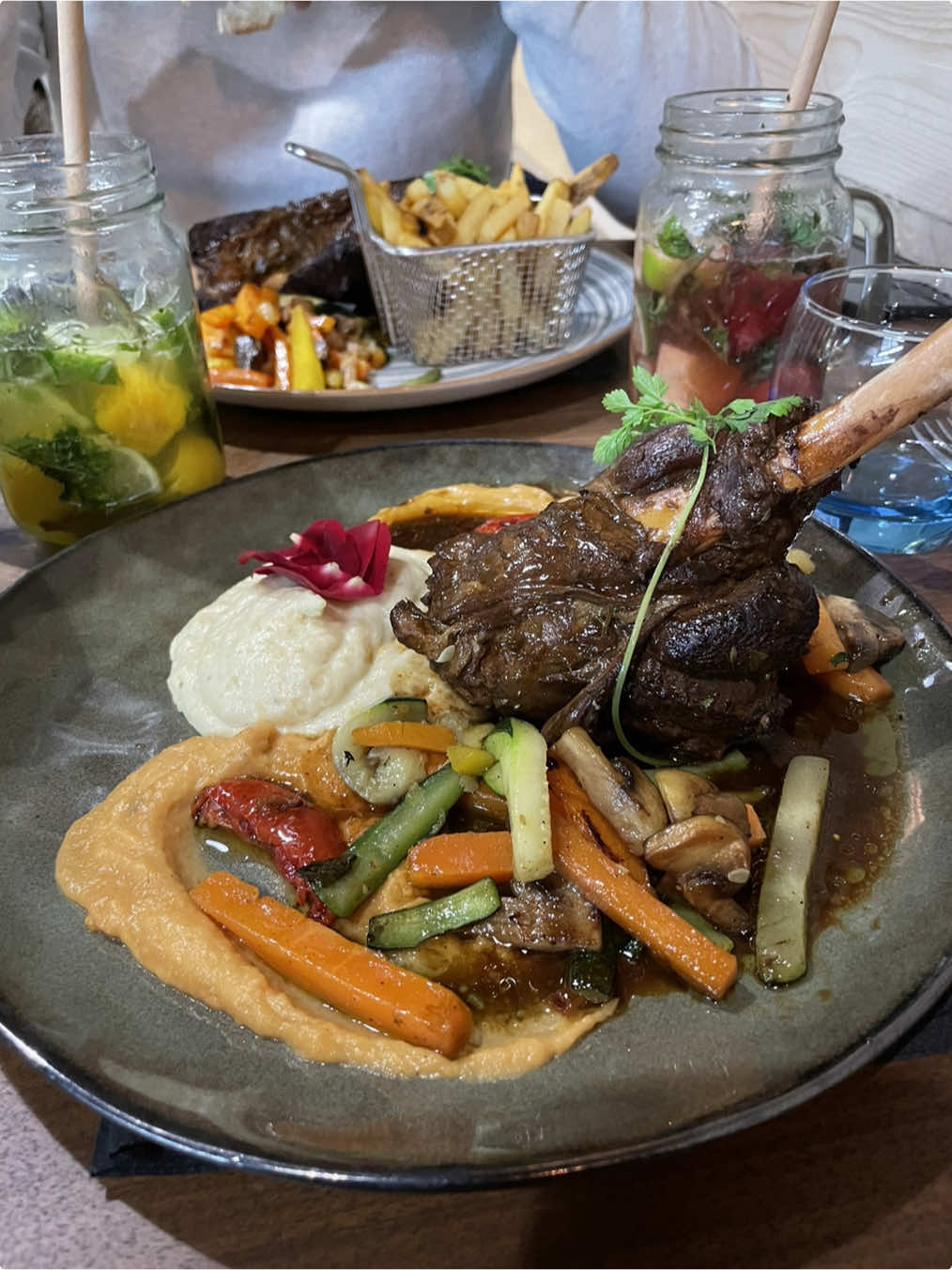 Bienvenue au restaurant @lavenue69 situé au 43 avenue des frères Lumière à Lyon 8. On vous conseille de réserver avant. Vraiment foncez tout était excellent 💯❤️ #lyon #lyonnais #lyonfood #lyon8 #rhonealpes #restaurant 