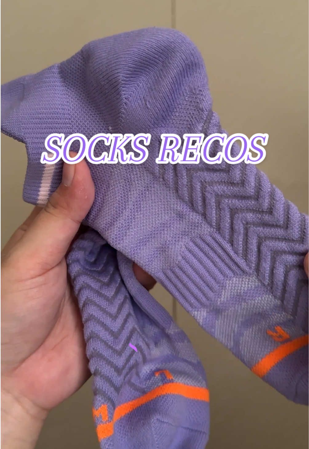 Found an affordable running socks na hindi nakakapaltos. Makapal and comfy sa feet. Been using it for more than 2 months. #runninggirl #runninggirlera #runningsocks #sportssocks #socks #medyas #murangmedyas 