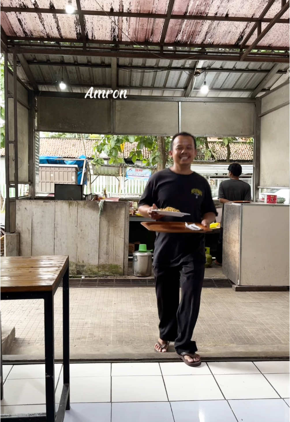 Salah satu warung nasi goreng lezat di Salaman, Magelang. Dikelola oleh mantan koki restoran ternama. Warungnya sederhana namun citarasanya benar-benar menggoda selera.  #kulinermagelang #kulinersalaman 