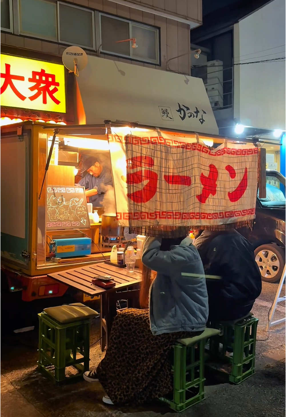 こんなとこに屋台ラーメンが！ しかも聞いたら高尾の大人気の屋台しゅんやっちゃんの幼馴染とのことだったのでビックリ！ やっぱり屋台で食べるラーメンは格別だった〜 大倉山にある【ラーメンホルモン焼き大衆酒場】 #神奈川グルメ #屋台 #japanesefood 