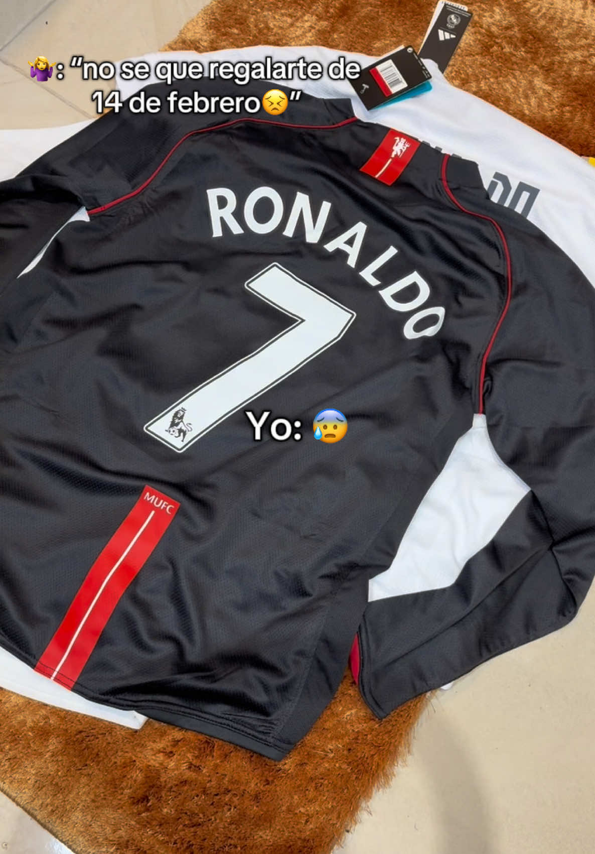 Por si no sabes que regalarme el 14 me gustan los jerseys de Ronaldo 🙂‍↕️ #ronaldo #cristianoronaldo #jersey #jerseys #camisetasdefutbol #giftideas #ideas #cr7cristianoronaldo  #fyp #video #tiktokmademebuyit #makeup 