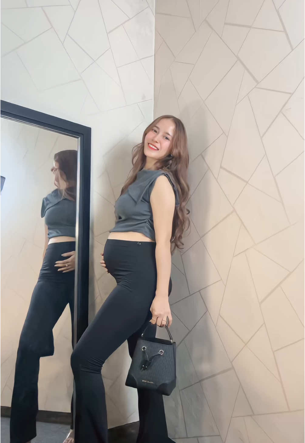 ✨ Tetap stylish selama hamil? Bisa banget! Celana hamil model cutbray ini super comfy, bahannya stretch, dan pastinya bikin kaki terlihat lebih jenjang! Cocok buat daily outfit sampai ngantor! 😍 #CelanaHamilStylish #CutbrayMaternity #OOTDHamil #CelanaHamil #CutbrayHamil #FashionHamil #CelanaHamilStylish #OOTDHamil #MaternityLook #BajuHamilKekinian #MaternityWear #OutfitIbuHamil #CelanaHamilNyaman