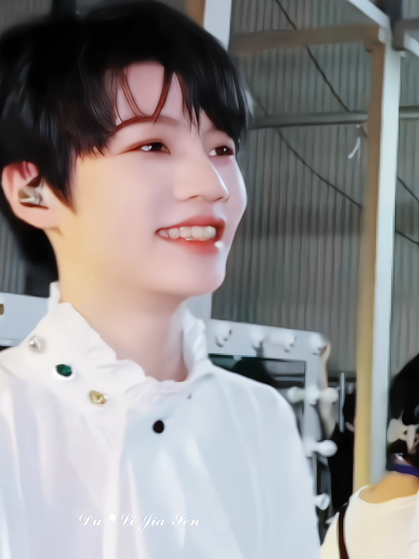 bé Sâm bán bánh tráng nè có ai mua ko #j4f  💔 Mấy bữa nay fan mấy nhà khác ngta đi coi concert ngắm idol nè he ...đã he 🐧Còn tui (fan Gia Sâm) thôi t đắp mền đi ngủ 🛌🏻 đây 🎂đếm ngược 1 ngày nữa  #LýGiaSâm #lijiasen #李嘉森 #tf家族四代 #TFgiatộcF4 