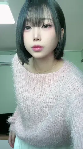 쇄골이 살짝 보이면서 시스루연출도 가능한 여리여리한 니트에요 이옷은 정말 휘뚜루마뚜루 입어도 늘어짐이나 털빠짐 또는 올이 나가는 현상이 없었습니다! 스마트스토어 이프오어 에서 아주이쁜 제품제공을 해주셨습니다! 사장님도 정말 착하시구 옷도 정말 이쁜 이프오어! 정말 남자친구가 좋아할만한 룩 아닌가요? !! #꾸안꾸 #여친룩 #여리여리 #20대코디 #데이트룩 #봄니트 #러블리룩