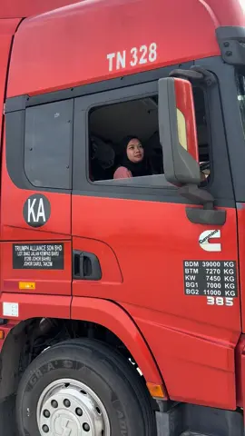 Sekian lame takbawak katenye , haaaa kita kasi dia bawak masuk parking 🤣  #ladytrucker #malaysiatruckers #kronioren #tiongnamdimana2 #ladytruckermalaysia @Naomi 