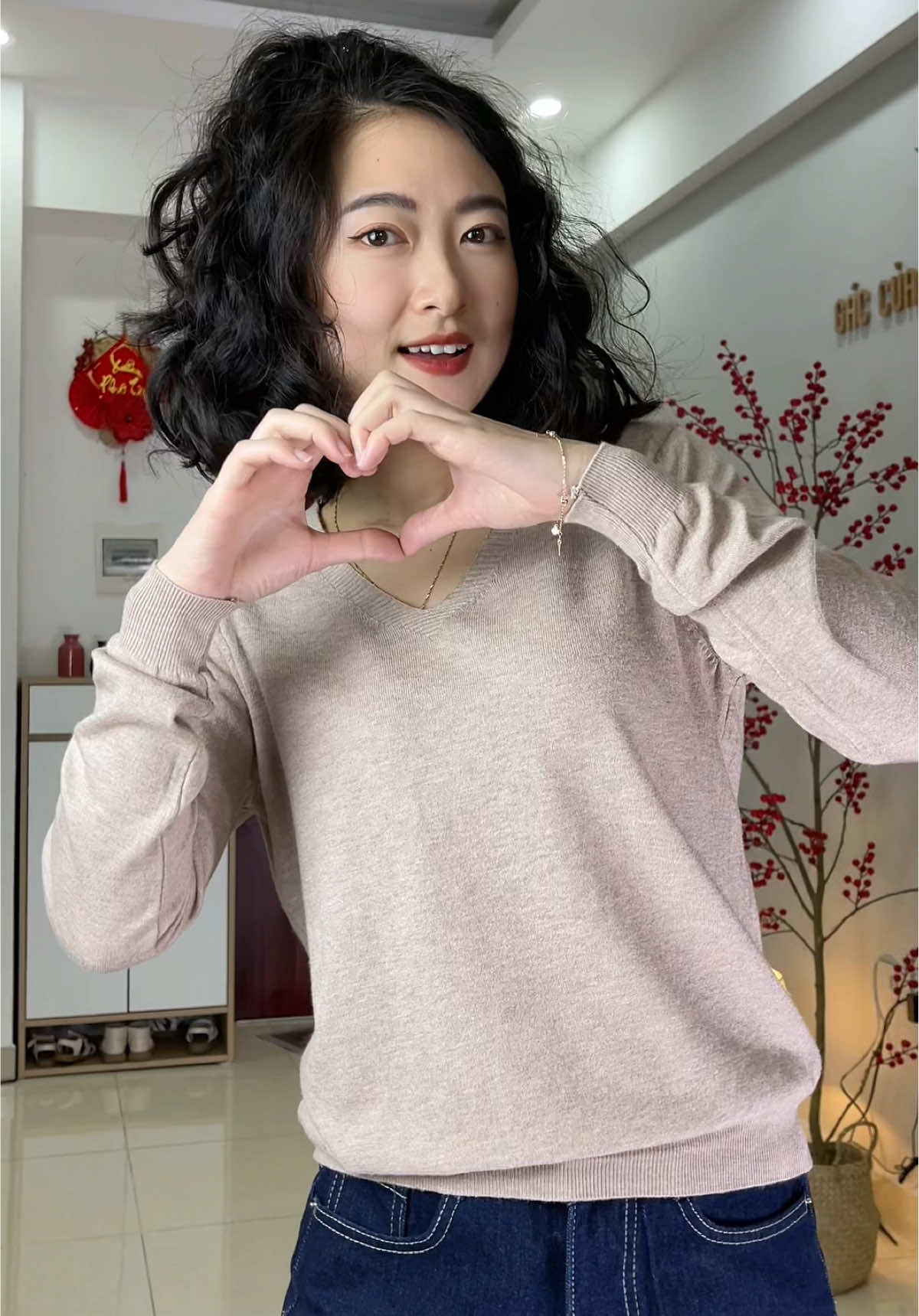 Hôm nay tớ có thêm 1 chiếc áo len cổ tim màu camel cho mn xem nè! #aolen #aolennu #aolenmong #aolencotim #xuhuong #trapham 