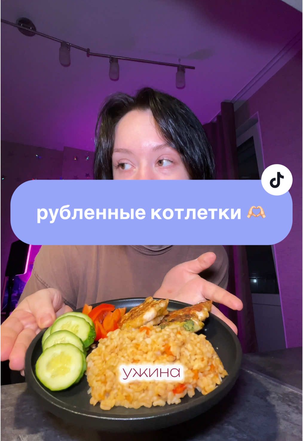 тгк: rinicook  готовим куриные рубленные котлетки! ингредиенты: фелиное куре - 450гр  брокколи - 200гр  сыр - 100гр  еще можно добавить кукурузу! с ней тоже вкусно специи (соль, чеснок, красная паприка)  яйцо - 1шт  мука - 1 ст.л с горкой  для булгура: овощи: лук, сельдерей и красный перец  булгур - 1 стакан  вода - 2 стакана  соль - 1/3 чайной ложки  #рецепты #быстрыерецепты 