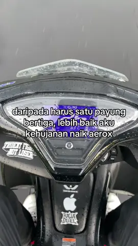 tapi ini bukan soal payung🙂 #aeroxsakithati #aerox155 #aeroxnew #aeroxmodifikasi #aeroxdownsize 