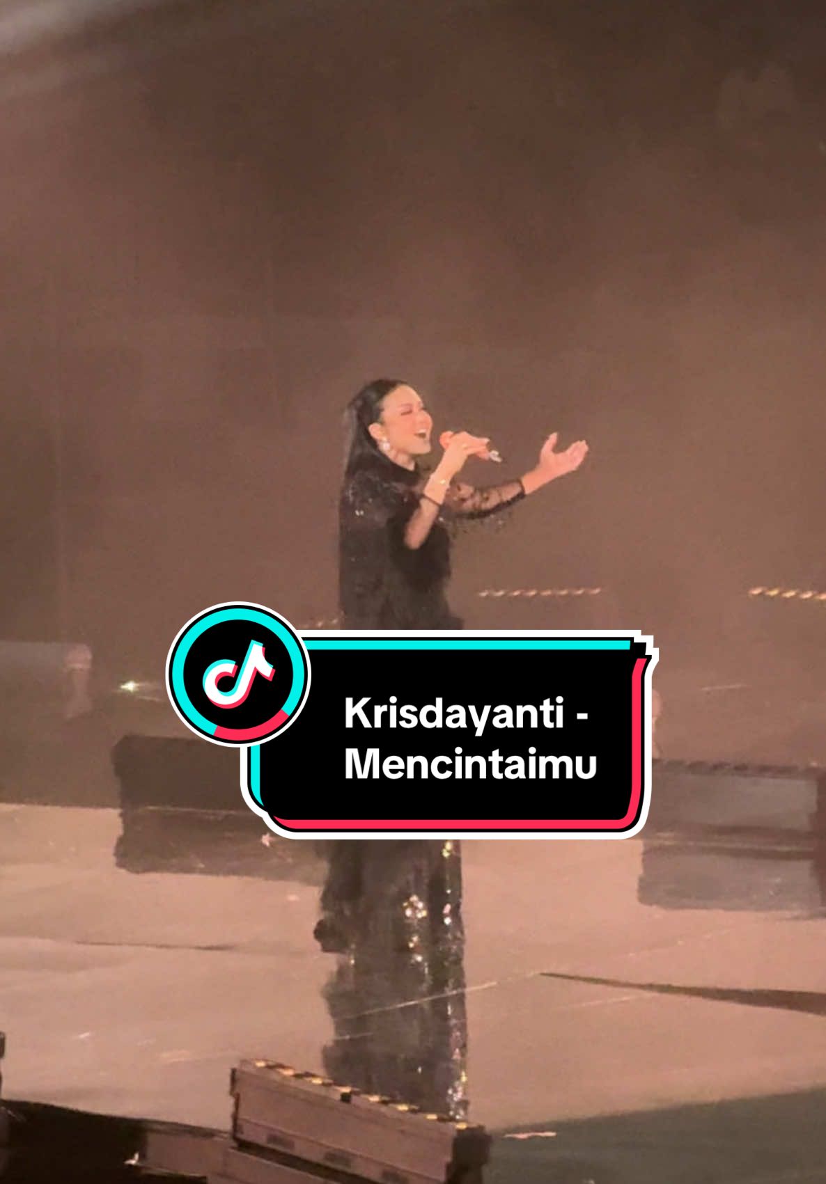 Bisa liat langsung performance Krisdayanti tu bikin merinding, sosok yang cuma bisa kita liat di TV dan dengerin lagunya pas kecil, sekarang bisa liat langsung.. 😭👍 Suaranya gak berubah dan bener2 Divaaa.. #krisdayanti #superdiva #konsersuperdiva 