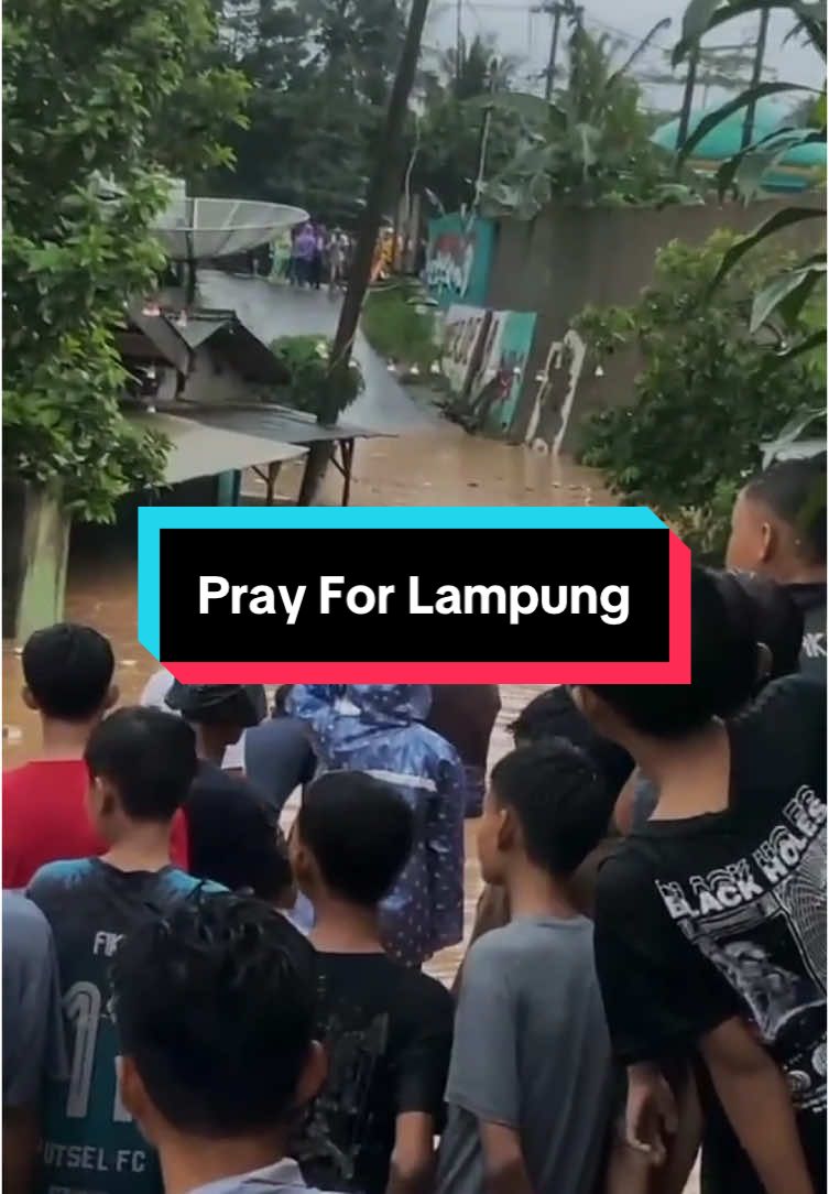 Pray For Lampung🥲 #prayforbandarlampung #prayforlampung #banjirlampunghariini #banjir #banjir2025 #video #tiktokviral #lewatberanda 