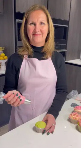Welcome to todays 60 second Masterclass on how to pipe Tulips using a Russian nozzle 🌷 #CupcakeClass #BakingFun #BakingTips #CupcakePerfection #pipingskills #cakeschool #cakeideas #60SecondMasterclass #floralcupcakes #cupcakes #buttercreamflowers #learnwithtiktok 