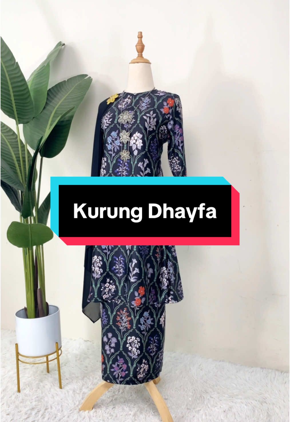 Kurung Dhayfa💐 tak jemu tengok kan corak kurung ni😍 warna pun cantik cantik tau untuk akak sayang, jom dapatkan sekarang❤️ #tiktokfesyen #muslimahoutfits #dmimifashion #kurungmoden #kurungprinted #printedviral #kurungraya #bajuraya2025 #bajuraya #kurungcantik #kurungviral #fyp