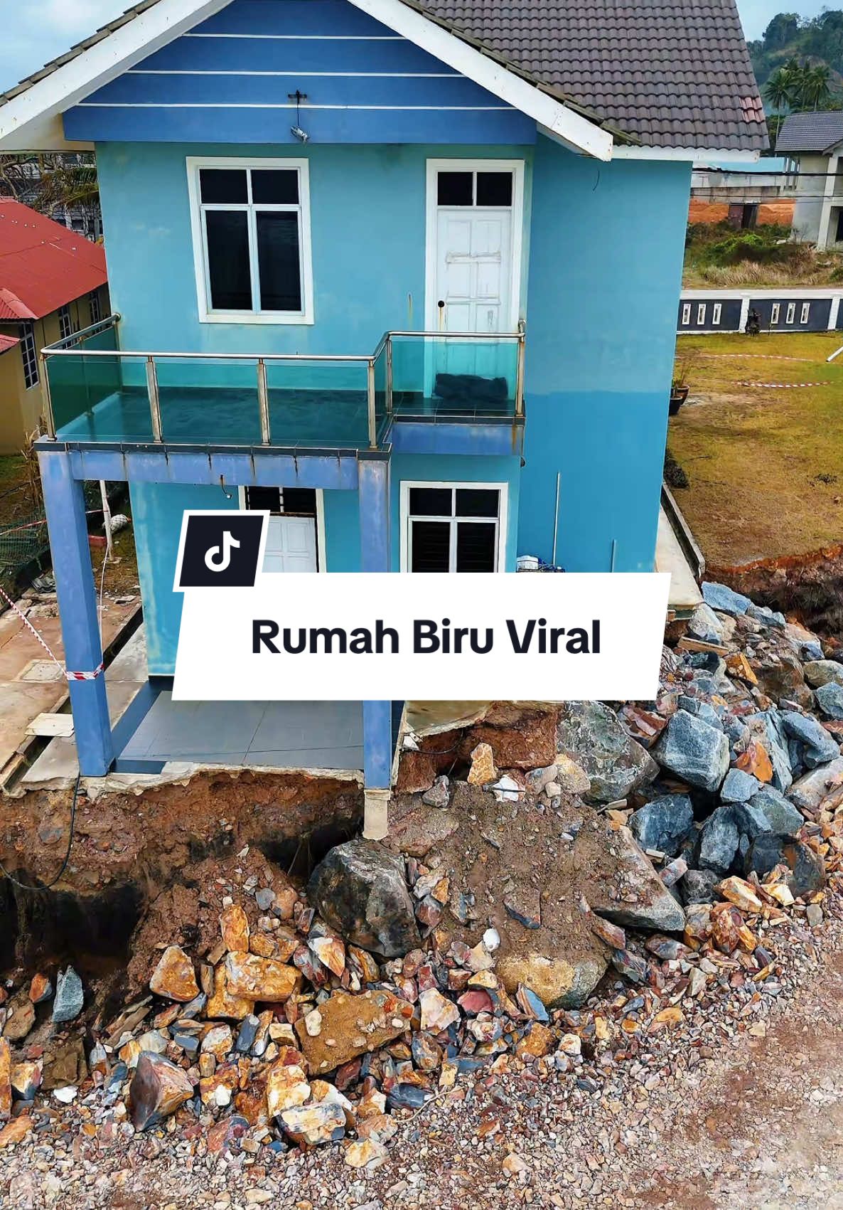 Alhamdulillah Rumah Biru Viral di sebab kan hakisan ombak telah di baiki dengan tambak tanah dengan segera untuk mengelakkan hakisan bertambah teruk.. #rumahbiru #rumahbiruviral #hakisanpantai #hakisanombak #lautterengganu #ombak #ombakbesar #baturakit #terengganu ##kualaterengganu #vibe #videodrone #abgdrone 