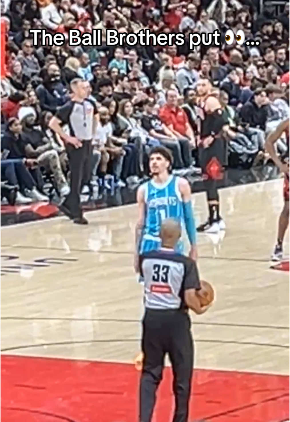 Lamelo vs Lonzo 👀 Round 4 🏀 They are now 2-2 against each other 😭 #foryoupage #fyp #sports #sportstiktok #NBA #basketball #lonzoball #lameloball #gelo #liangeloball #bbb #ballbrothers #player #lavar #chicago #chicagobulls #charlottehornets 