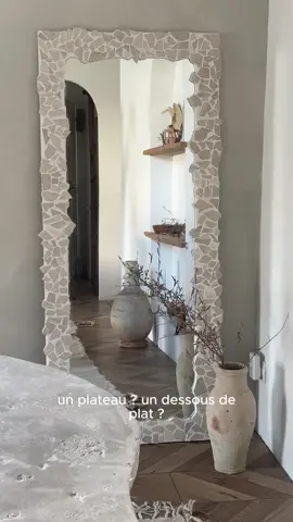 DIY miroir travertin  Bon bin Nico vient de m’avouer qu’il n’aimait pas du tout au final, il a dit je cite « on dirait un miroir girafe » et maintenant je vois plus que ça ahaha 😅🦒 #DIY #decoration #decomaison #deco #miroir #travertin