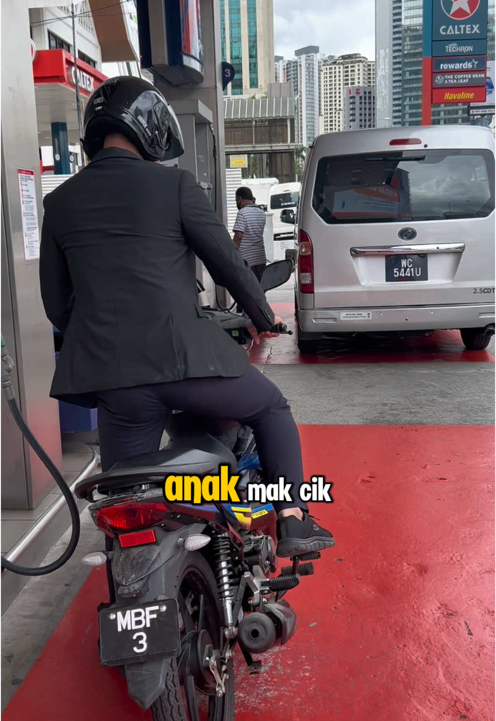 Nanti saya beli kereta EV makcik. 