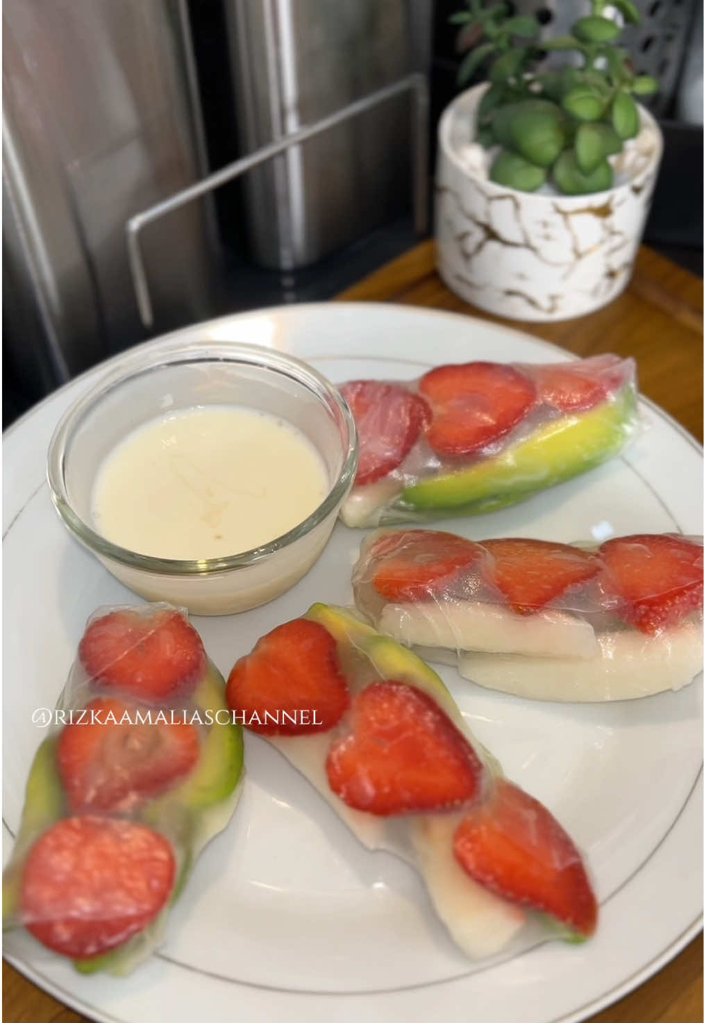 Resep Spring Roll Buah  Cemilan enak, sehat, low calorie yang cocok banget dimakan dingin-dingin 😍 Bahan-bahan: ▪️Rice paper ▪️Buah-buahan sesuai selera. Saya pakai stroberi, alpukat, kelengkeng, dan pir. Strawberry yg segar, besar, dan fresh belinya di @tobellypink ya dear 😍💕 ▪️Greek yogurt  ▪️Madu  #springrollbuah #resepspringrollbuah #cemilansehat #cemilandiet #cemilanlowkalori #cemilanbuah #saladbuahroll #fruitspringroll 