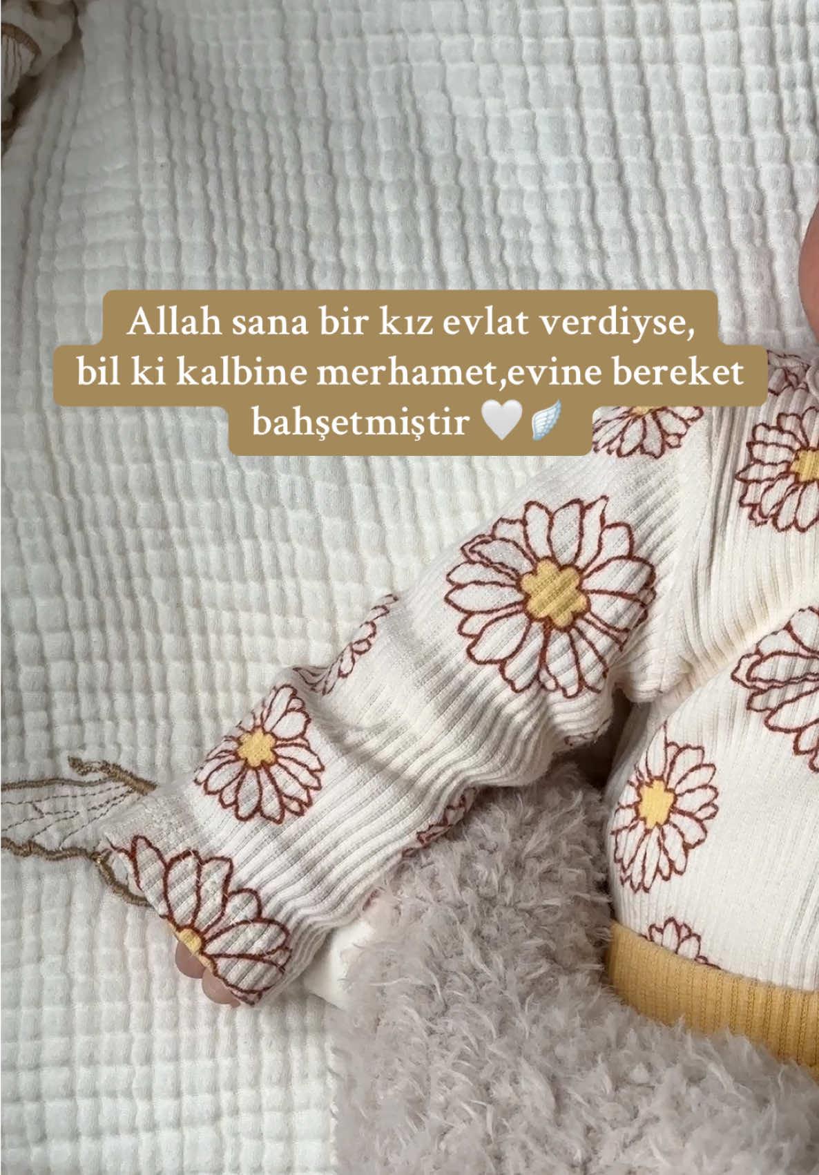 🫶🏻🥹 #yenidoğan #annebebek #babylove #babygirl #kızbebekanneleri #keşfet #annekız #bebekpozönerileri #Love #bebekçekimönerileri #annekızaşkı #foryoupage #fyp #keşfet