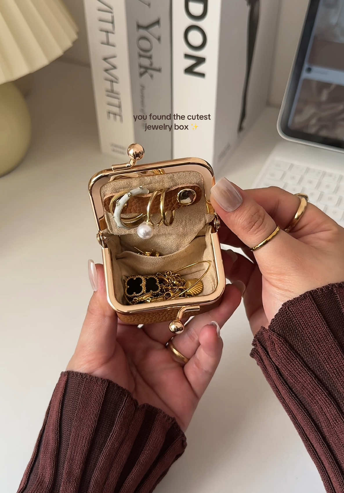 Such a cutie! ✨ #jewelryorganizer #jewelry #jewelryboxorganizer 