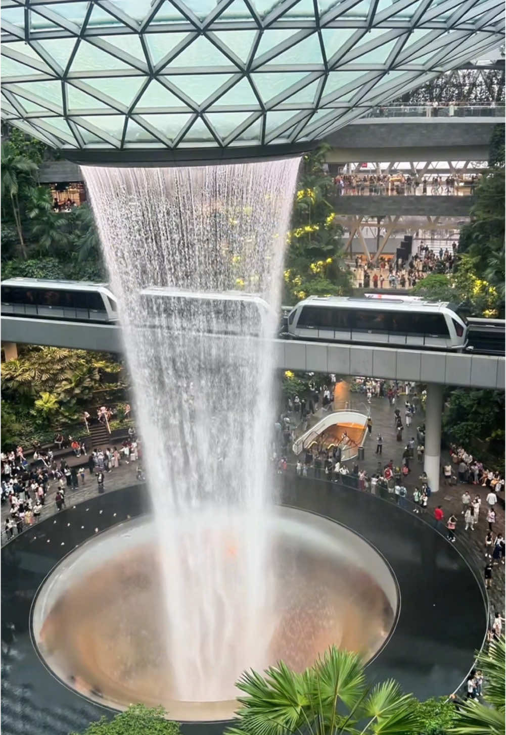 This has to be the best airport in the world?!  Definitely worth the stop over 🙌🏼 #changiairport #singapore #singaporeairport #jewelchangi 