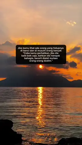 Jika kamu lihat ada orang yang hidupnya  di benci dan di musuhi orang banyak 