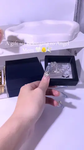 It’s a special gift 🎁🥰#jewelry #giftguide #surprise #mother #mom #💍 #necklace #mothersday #motherdaygift #ring #spotlightfinds 
