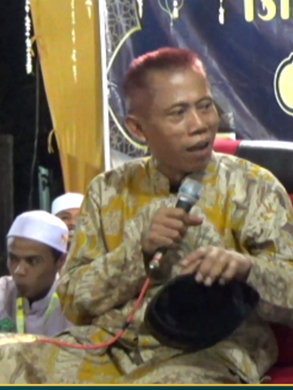 KH MUHAMMAD AKROM MUKHTAR DARI TEGAL