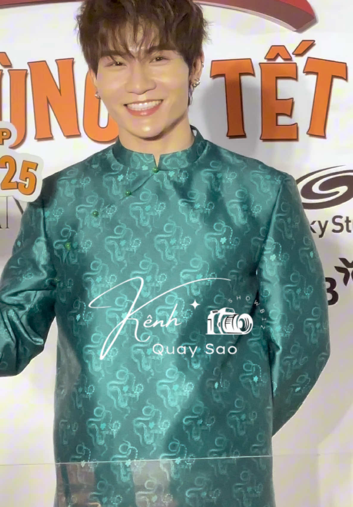 Anh trai Đỗ Phú Quí diện Áo dài tại premiere phim “Bộ Tứ Báo Thủ”  #kenhquaysao #showbiznewsbykenhquaysao #BoTuBaoThu #TranThanhTown #GalaxyStudio #HKFILM #dophuqui 